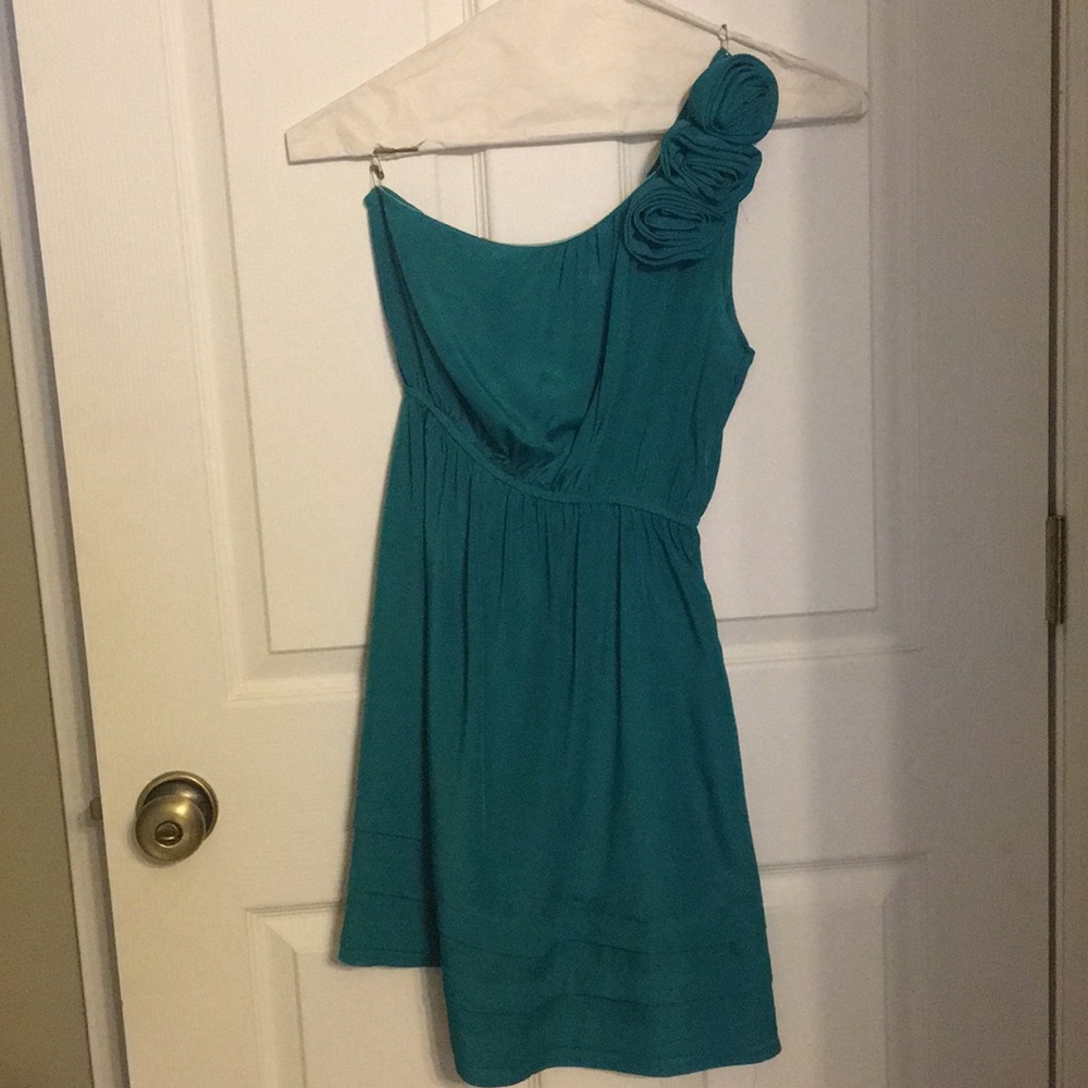 Size small 1 shoulder green dress.